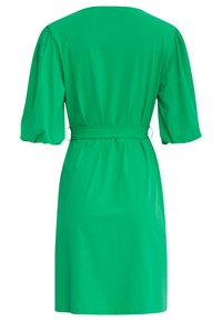 Groene korte jurk met een ronde hals, puffmouwen en een cinched taille, met een gladde textuur en zonder zichtbare patronen.