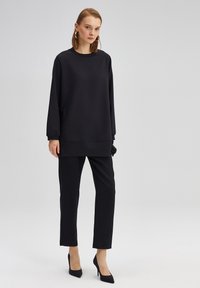 Unselected, black