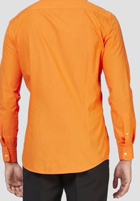 Pomarańczowa koszula z długim rękawem, z karczkiem z tyłu i zapinanymi mankietami. Gładka faktura materiału z dopasowanym krojem i zaokrąglonym dołem.