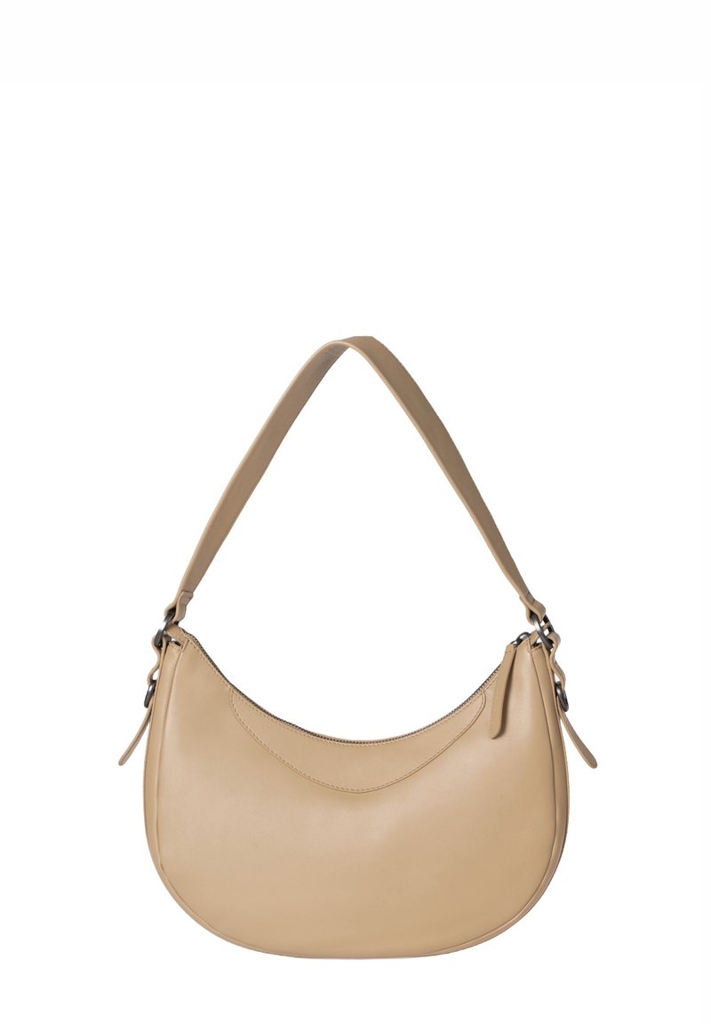 Beige leren schoudertas met een gebogen vorm en een verstelbare strap. Heeft een gladde textuur en subtiele stiksels.