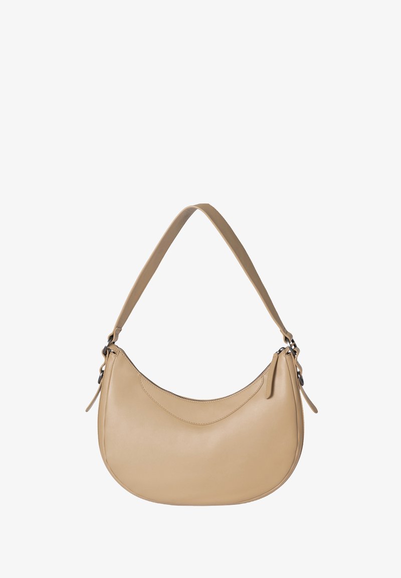 Borsa a spalla in pelle beige con forma curva e tracolla regolabile. Presenta una texture liscia e dettagli di cucitura sottili.