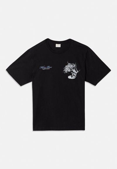 Schwarzes Baumwoll-T-Shirt mit kurzen Ärmeln. Mit einem weißen Grafikdesign eines Blumenmotivs und einem Plattenspieler sowie blauer Schrift "Killing Bees" und "United By Rhythm."