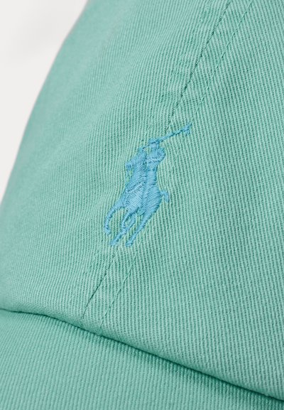 Gorra de algodón verde con un acabado texturizado, que presenta un logo de jugador de polo bordado en azul claro en la parte frontal.