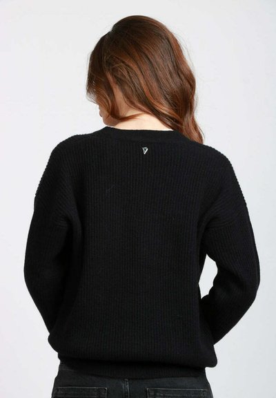 Maglione nero lavorato a maglia con una texture a coste, scollo rotondo e un piccolo dettaglio sul retro. Presenta maniche lunghe e una vestibilità comoda.