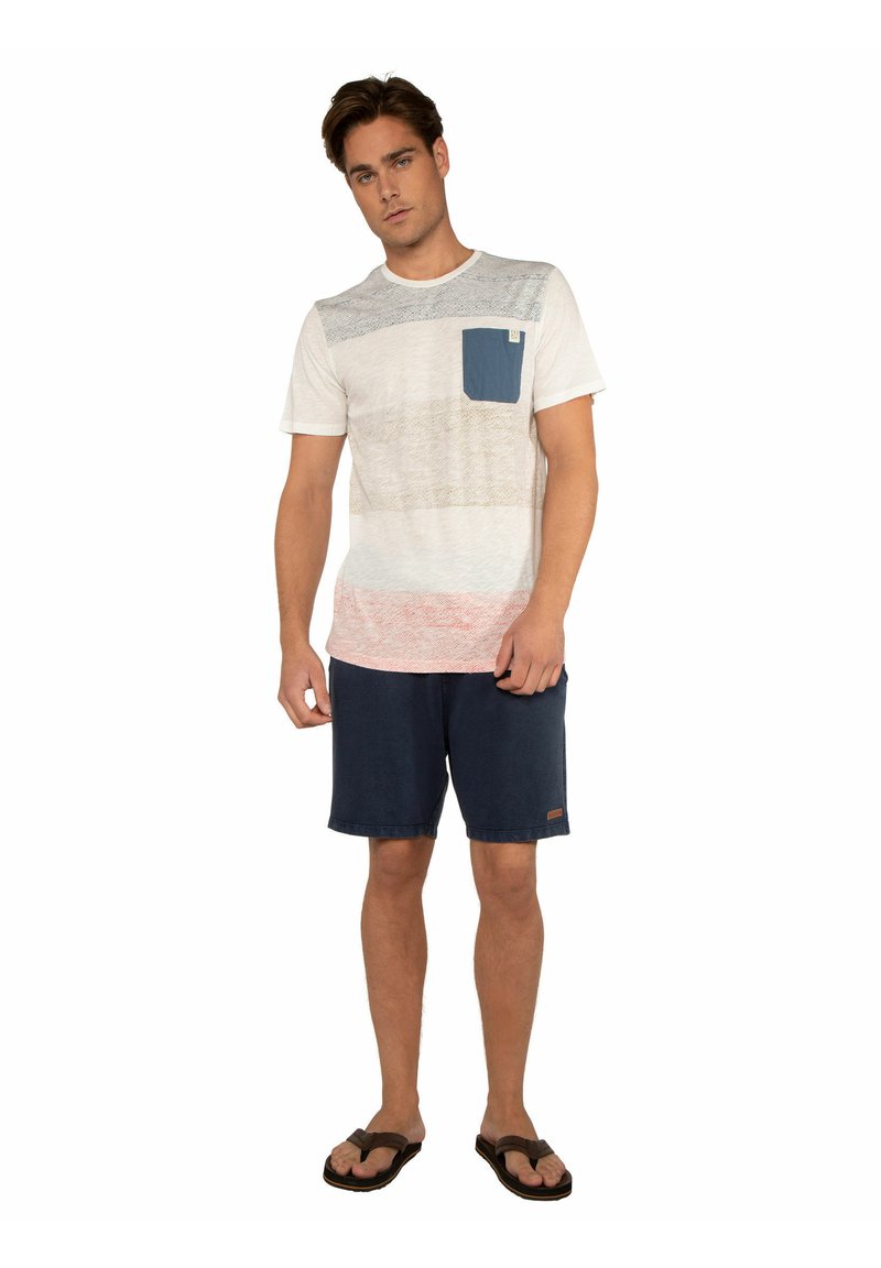 T-shirt da uomo a maniche corte con righe orizzontali in bianco, grigio chiaro e pesca; presenta una tasca blu. Abbinato a pantaloni corti blu scuro.