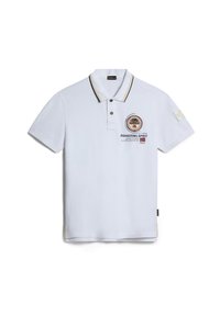 Polo bianca con colletto e una striscia bicolore. Include un logo circolare e la scritta "SPIRITO INNOVATORE" sul davanti. Maniche corte.