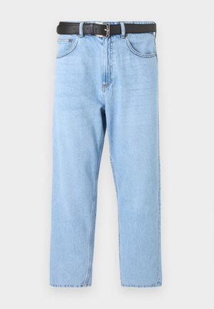 Lyseblå denimjeans med lige ben-design. Har et sort bælte med en sølvspænde, synlige sømme og klassisk fem-lomme stil.
