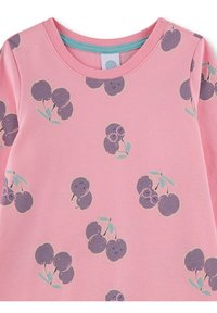 Rosa Langarmhemd mit verstreuten dunkelvioletten Kirschen, die kleine lächelnde Gesichter und Brillen als Teil des Musters zeigen.