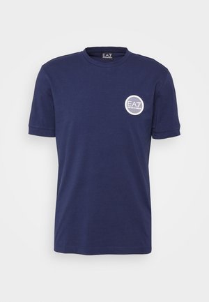 Marineblaues T-Shirt mit kurzen Ärmeln, Rundhalsausschnitt und kleinem weißem EA7 Emporio Armani-Logo auf der linken Brust.
