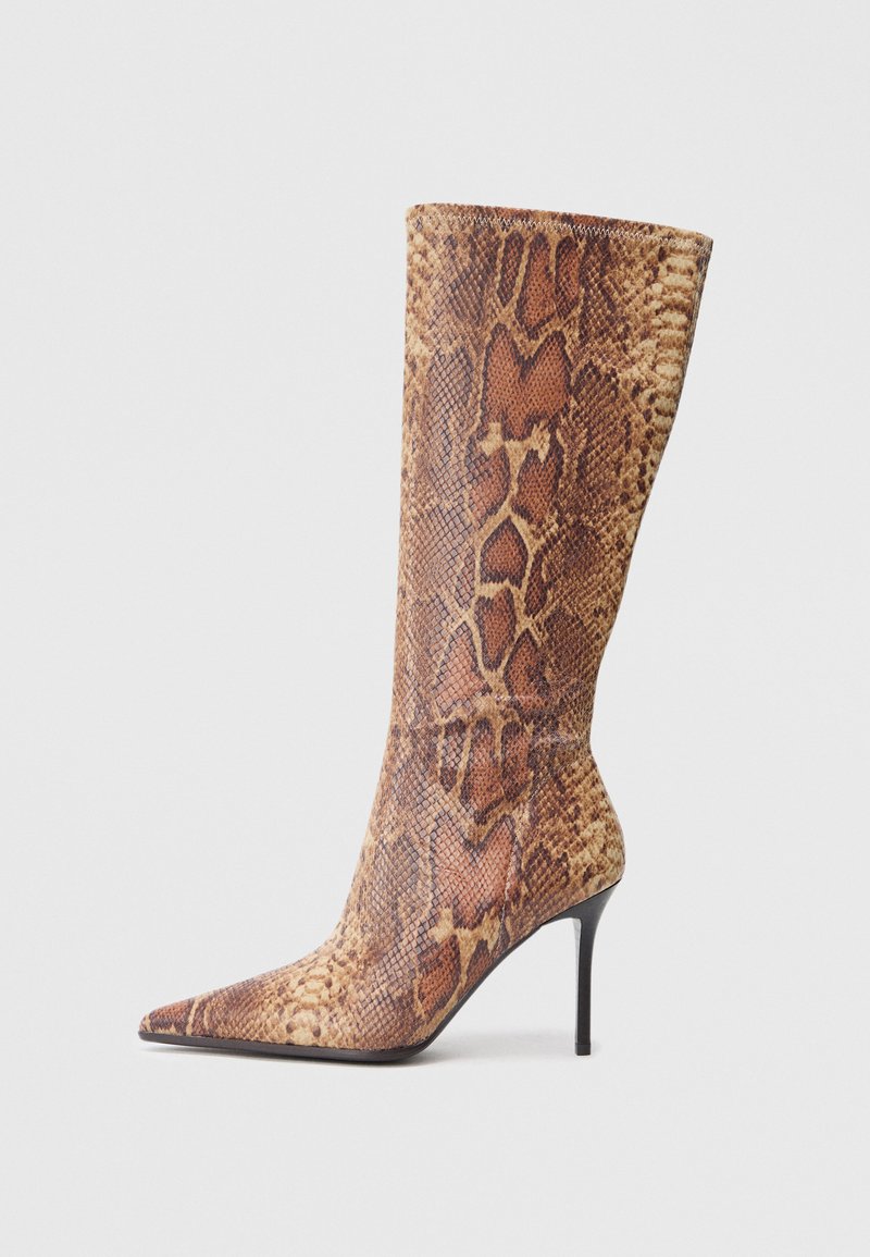 Botine cu toc înalt și vârf ascuțit, din material cu print de șarpe, având o ajustare strânsă, o textură moale și un toc stiletto negru elegant.