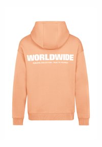 Pfirsichfarbener Hoodie aus weicher Stoffqualität mit einem großen weißen "WORLDWIDE"-Druck auf dem Rücken, mit einer Kängurutasche und gerippten Bündchen.