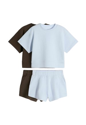Két szett laza otthoni ruházat rövid ujjú felsőkkel és gumis derekú rövidnadrágokkal, az egyik világoskék, a másik sötétbarna színben.