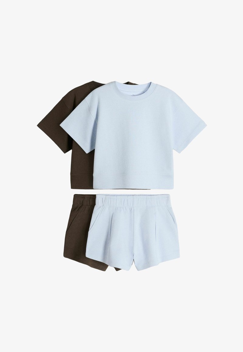 Deux ensembles de vêtements décontractés pour se détendre, composés de hauts à manches courtes et de shorts à taille élastique, l'un en bleu clair et l'autre en marron foncé.