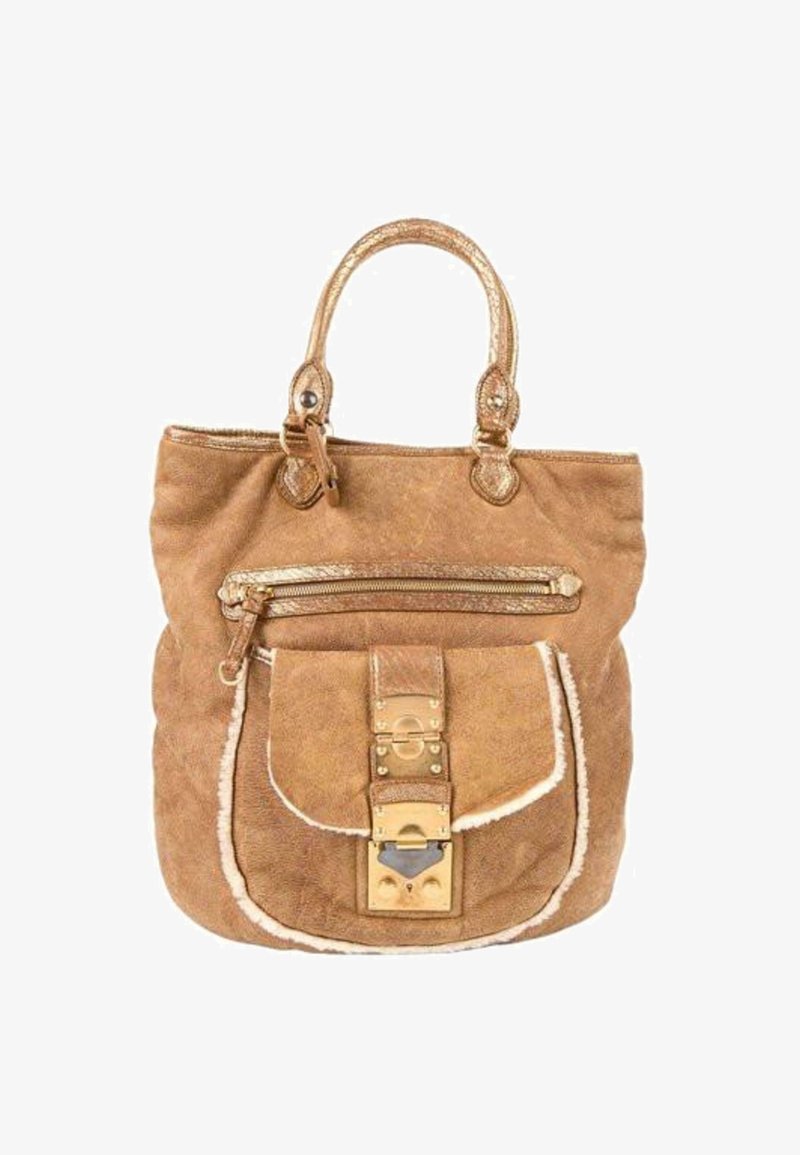 Sac à main en daim marron clair avec poignées dorées, poche zippée et poche avant à rabat avec une grande boucle dorée.