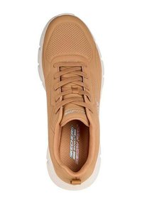 Sneaker atletico beige con tomaia perforata, punta tonda, suola bianca spessa e soletta testurizzata con logo del marchio in blu.