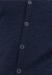 Cárdigan azul marino oscuro hecho de tela suave, con seis botones redondos de acabado azul oscuro y detalles dorados a lo largo de la tapeta de botones.