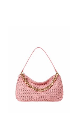 Borsa a mano rosa all'uncinetto con una sottile tracolla e un dettaglio di catena dorata spessa sulla parte frontale.