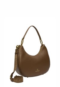 Borsa hobo in pelle marrone con dettagli in metallo dorato, chiusura con zip e tracolla staccabile con stampa del logo. Texture liscia, design curvo.