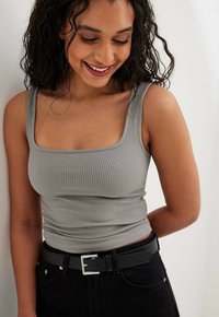 NA-KD MIT ECKIGEM HALSAUSSCHNITT - Top - dark grey
