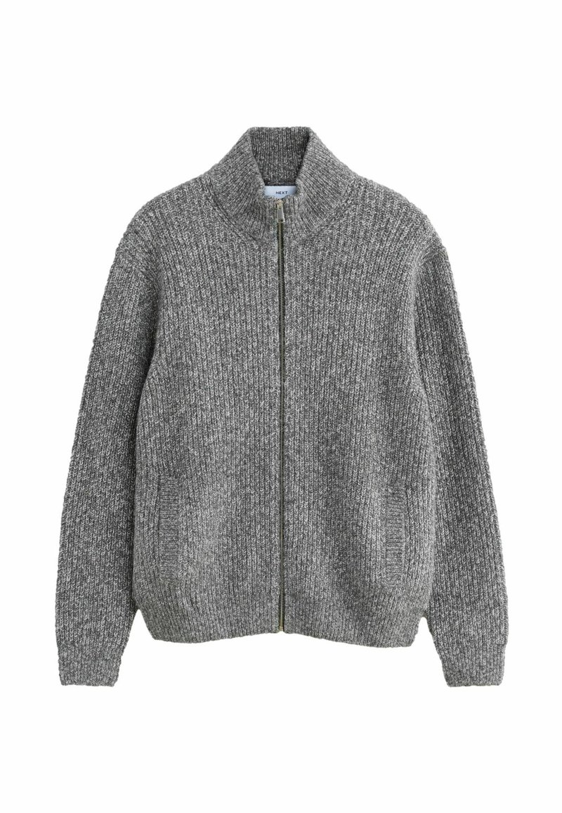 Grauer gestrickter Pullover mit hohem Kragen, Reißverschluss und zwei Seitentaschen. Der Stoff hat ein strukturiertes, geripptes Muster.