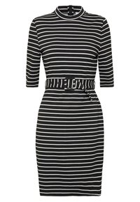 Sukienka w czarno-białe paski z krótkimi rękawami, dopasowaną sylwetką, wysokim dekoltem i paskiem w talii dla regulowanego dopasowania.
