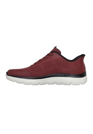 Roter Sportschuh mit schwarzem Kragen und weißer flexibler Sohle, mit Mesh-Gewebe und Schnürverschluss.