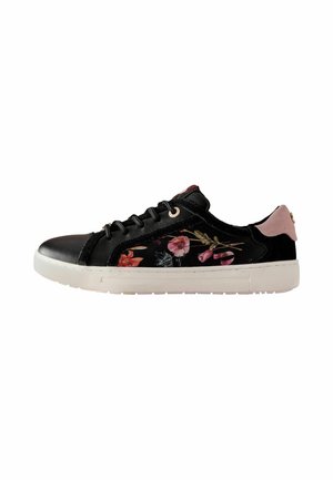 Schwarzer Low-Top-Sneaker mit pinkem Blumenmuster, schwarzen Schnürsenkeln, hellrosa Fersenschlaufe und weißer strukturierter Sohle.