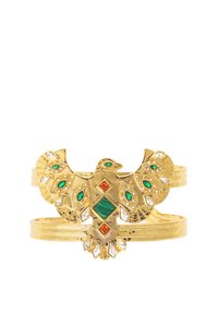 Gold-Armbänder mit einem Adlerdesign, verziert mit grünen, orangefarbenen und klaren Edelsteinen, feinen Texturen und geschichteten Bändern.