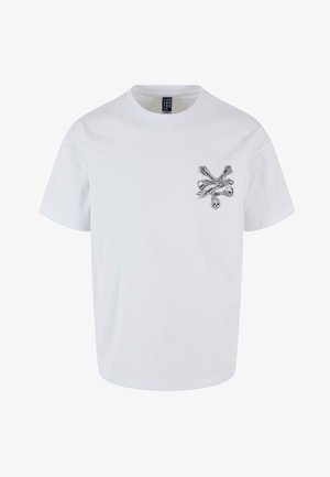 Weißes Baumwoll-T-Shirt mit einem silbernen Totenkopf- und Kreuzbones-Grafik auf der linken Brust. Rundhalsausschnitt und kurze Ärmel.