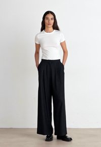 sessùn OROZCO - Pantaloni - navy/sand