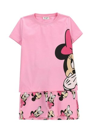 Różowy zestaw z krótkim rękawem i szortami z dużymi i małymi grafikami Myszki Minnie z różowymi kokardkami na jasnoróżowym tle.