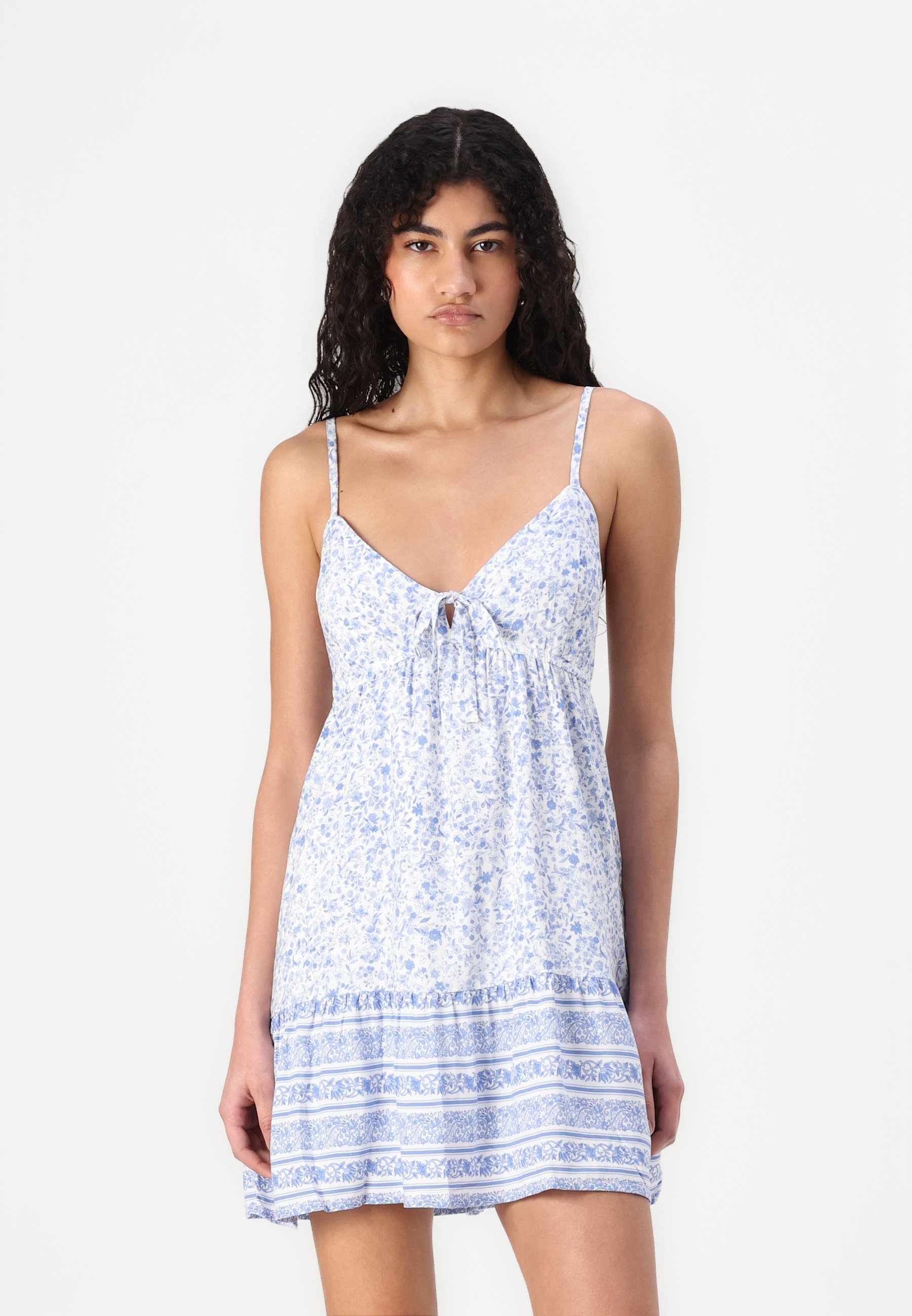 Hollister Co. BABYDOLL MINI DRESS - Robe de jour - italian ice/blanc -  ZALANDO