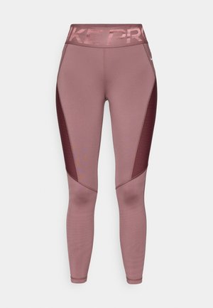 Roze sportlegging met een hoge tailleband met "NIKE PRO" in glanzende letters. De zijpanelen hebben een textuur van mesh ontwerp.