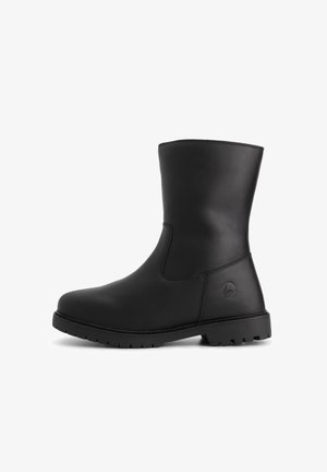 Zwarte leren laars tot halverwege de kuit met een robuuste zool, ronde neus en gestikte details op een witte achtergrond.