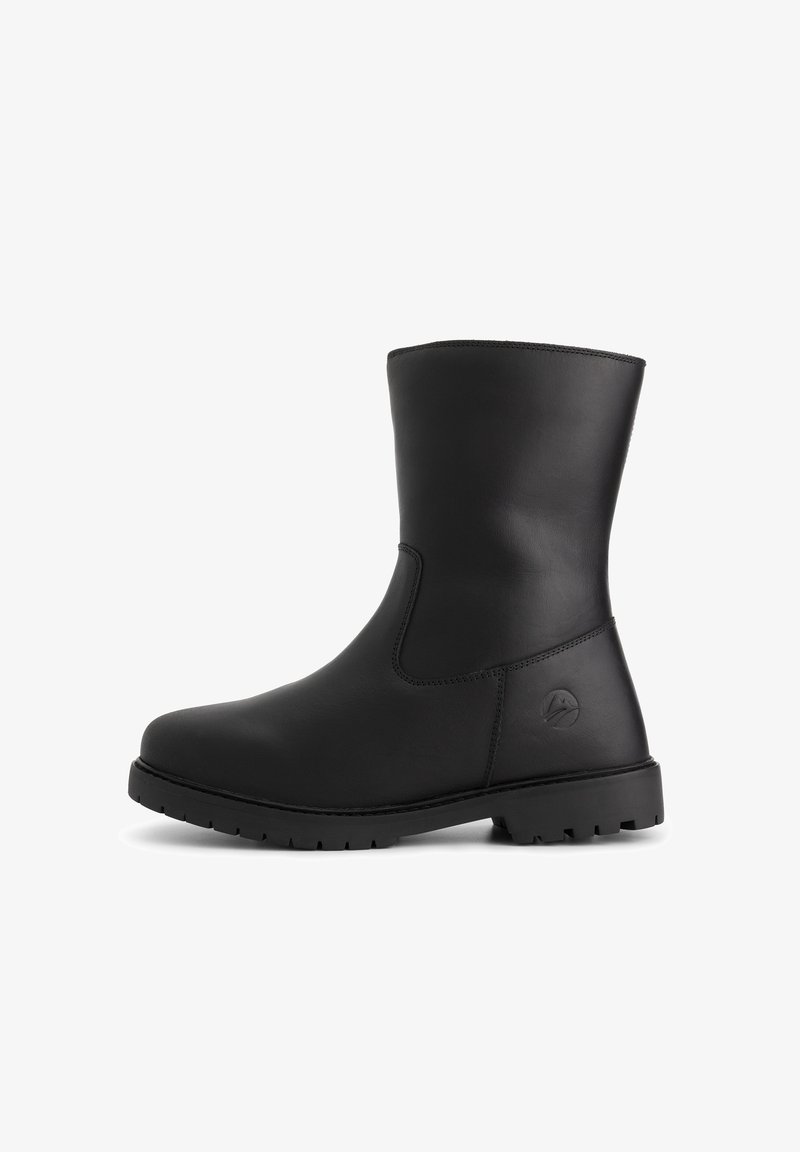 Botín de cuero negro hasta mitad de la pantorrilla con suela robusta, punta redondeada y detalles de costura sobre un fondo blanco.