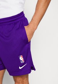 Nike Performance Pantalón corto de deporte - purple