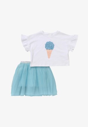 Weißes kurzärmeliges Oberteil mit Rüschenärmeln und blauem Eistüten-Design, kombiniert mit einem hellblauen Tüllrock mit elastischem Bund.