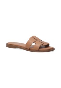 Hnědé kožené skluzné sandály mají dva široké křížené pásky, plochou podrážku a minimalistický design s hladkým povrchem.