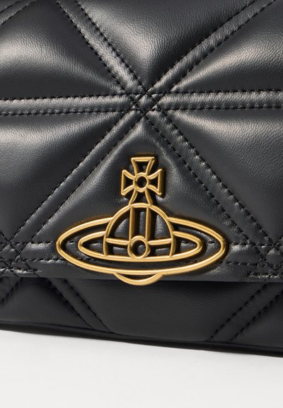 Melnā kvadrāta ādas soma ar zelta emblēmu, kas attēlo globusu un gredzenus. Izteikta diagonāla šuvju raksts un strukturēta virsma.