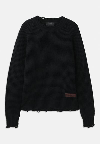Pull en tricot noir à motif gaufré avec un col rond, des poignets côtelés, un ourlet effiloché et une petite étiquette en cuir marron en bas à gauche.