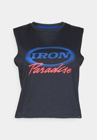 Ujjatlan fekete póló, puha anyagból készült, kék ovális logóval, amelyen az "IRON" felirat és piros kézírásos "Paradise" szöveg található az elülső részen.