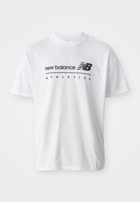 T-shirt en coton blanc avec les inscriptions "new balance" et "ATHLETICS" en noir, manches courtes et col rond.