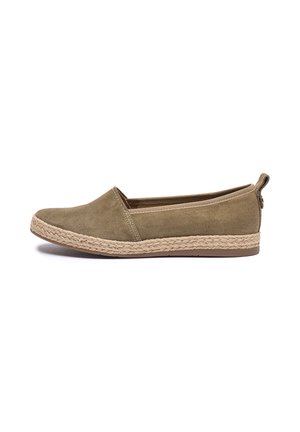 Pantof slip-on casual din piele întoarsă verde măsliniu cu talpă împletită din iută bej și talpă joasă de cauciuc, vedere laterală pe fundal alb.