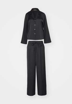 Czarny satynowy zestaw piżamowy składający się z koszuli z guzikami z długim rękawem oraz spodni na elastycznej talii. Charakteryzuje się luźnym krojem i gładką teksturą.