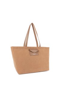 Borsa tote beige in camoscio con doppi manici in pelle color cuoio, forma rettangolare e una tasca anteriore con patta che presenta un logo.