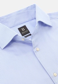 Gai zila un baltu svītru krekls ar norādītu apkakli, pogu aizdari un birku, kurā teikts "BOGGI MILANO REGULAR FIT."