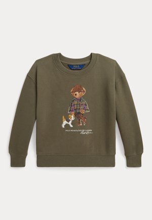 Sweat-shirt vert olive avec un graphisme d’un ours portant un chapeau et une veste à carreaux, promenant un petit chien, avec le texte Polo Bear by Ralph Lauren.