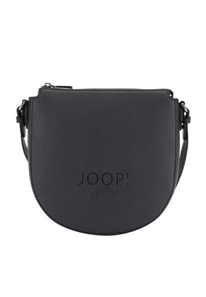 Borsa a tracolla rotonda in pelle nera con finitura testurizzata. Presenta un logo impresso e una tracolla regolabile. Chiusura con zip sulla parte superiore.