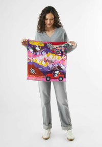Foulard carré avec un design de dessin animé coloré. Les matériaux incluent un tissu semblable à de la soie. Couleurs dominantes : violet, rose, jaune et blanc.