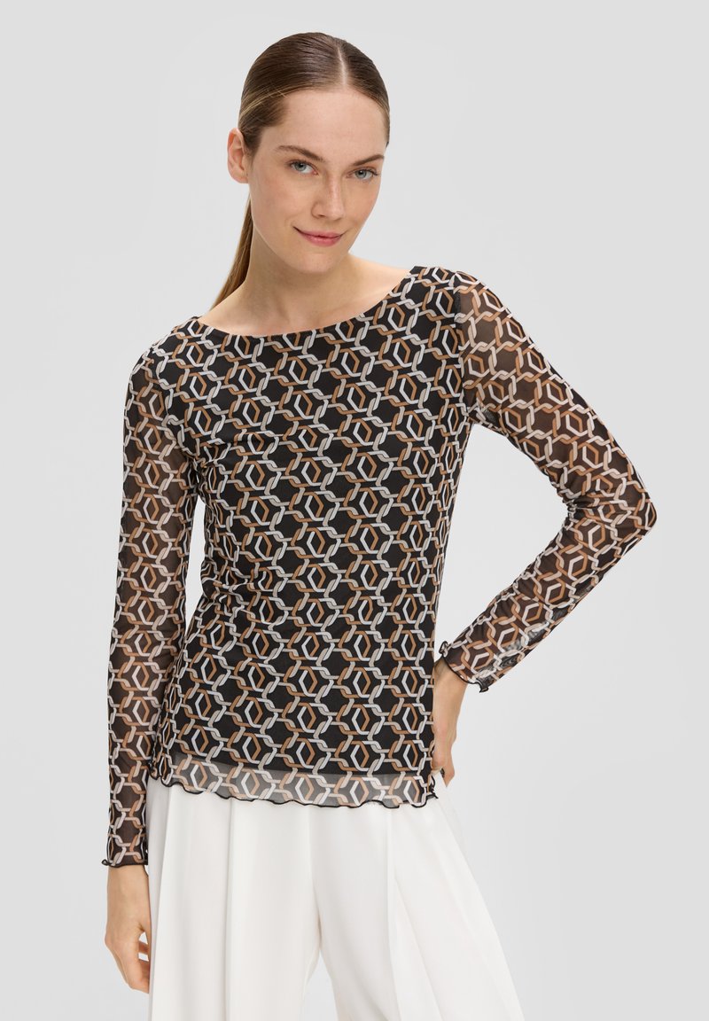 Czarna, przezroczysta bluzka z długim rękawem w geometryczny wzór w odcieniach beżu i szarości. Posiada okrągły dekolt oraz falbaniasty dół. Noszona z białymi spodniami.